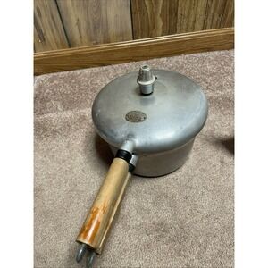 Presto 40 H  Pressure Cooker With Jiggler 4 Quart Wood Handle Vintage 40H